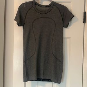 Lululemon Swiftly Tech Short Sleeve Size 8